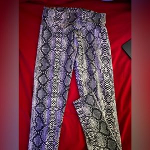 Snake pattern leggings with butt scrunch
